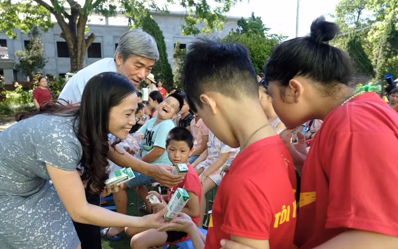 Quỹ sữa Vươn cao Việt Nam tiếp tục hành trình xuyên dịch đến với trẻ em gặp khó khăn -0