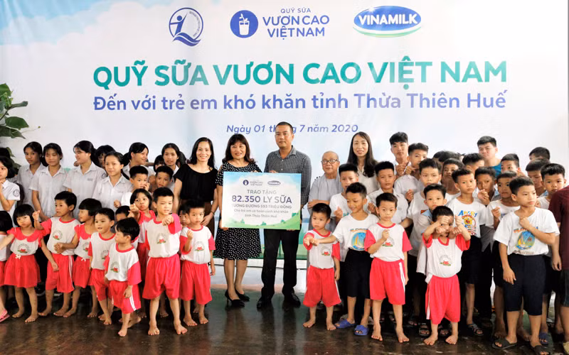 Quỹ sữa Vươn cao Việt Nam tiếp tục hành trình xuyên dịch đến với trẻ em gặp khó khăn -0