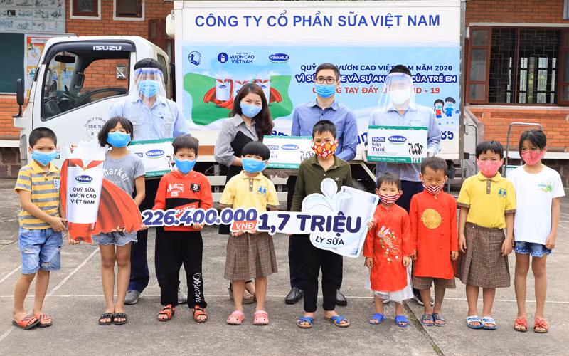 Quỹ sữa Vươn cao và hành trình xuyên mùa dịch đến với trẻ em gặp khó khăn