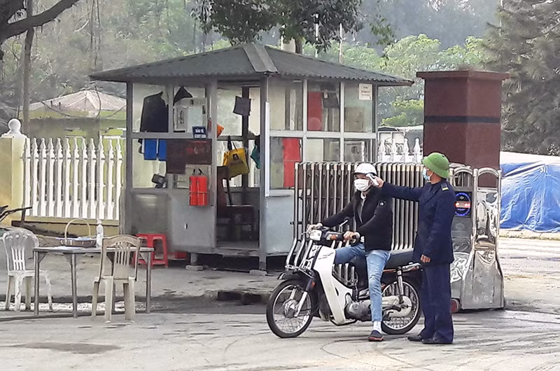 Kiểm tra thân nhiệt người lao động đến cơ sở sản xuất tập trung ở Khu công nghiệp Lễ Môn, thành phố Thanh Hóa.