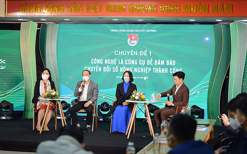 Đại diện các nhà quản lý, nhà khoa học, chuyên gia về chuyển đổi số, doanh nghiệp thành đạt chia sẻ kiến thức, kinh nghiệm kết nối cung – cầu trong nông nghiệp tại Diễn đàn. 