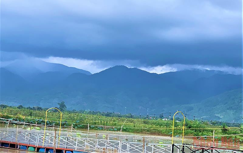 Ở thượng nguồn hồ Lắk là dãy núi Chư Yang Sin với đỉnh núi cao 2.442m so với mực nước biển, là dãy núi cao nhất tỉnh Đắk Lắk. Thơ mộng hồ Lắk giữa đại ngàn Tây Nguyên -0