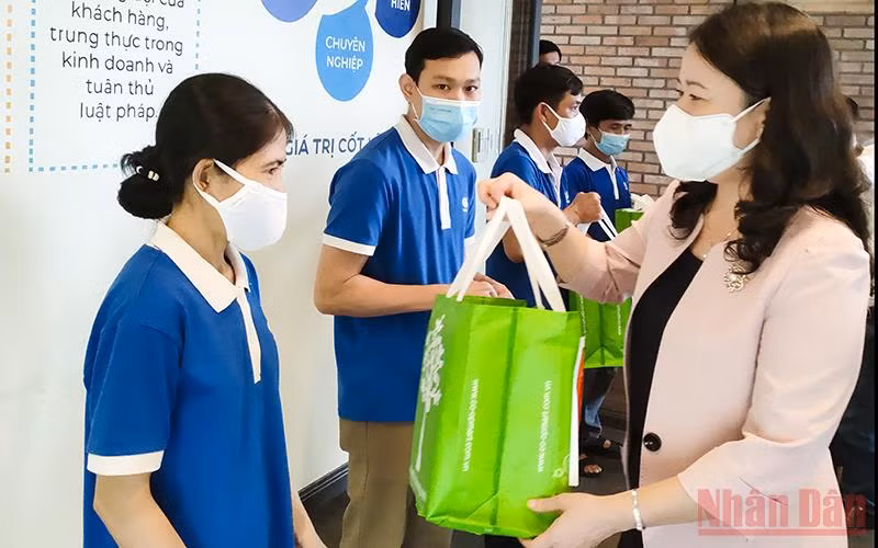 Phó Chủ tịch nước Võ Thị Ánh Xuân tặng quà công nhân lao động Công ty Cổ phần Vĩnh Hoàn.