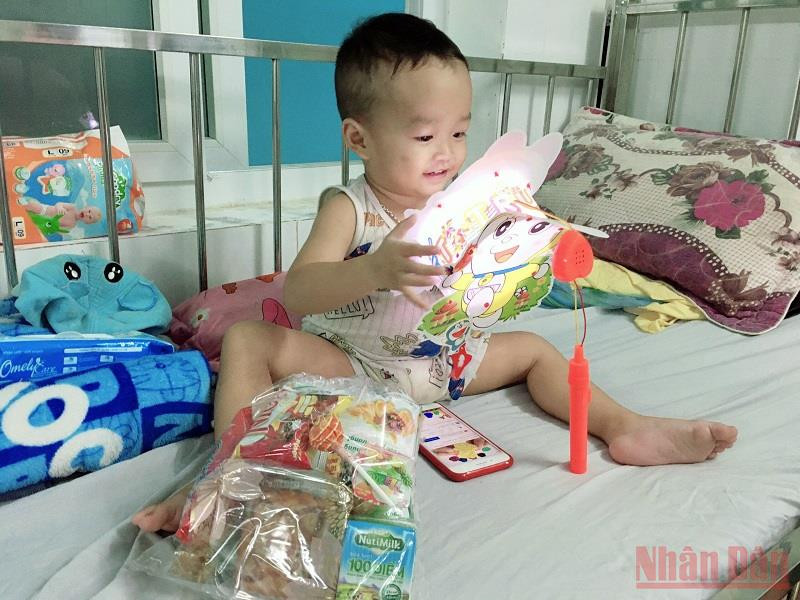 Nụ cười trẻ thơ khi nhận được quà Trung thu. Nhiều chương trình đón Tết Trung thu đến với trẻ em tỉnh Kon Tum -0