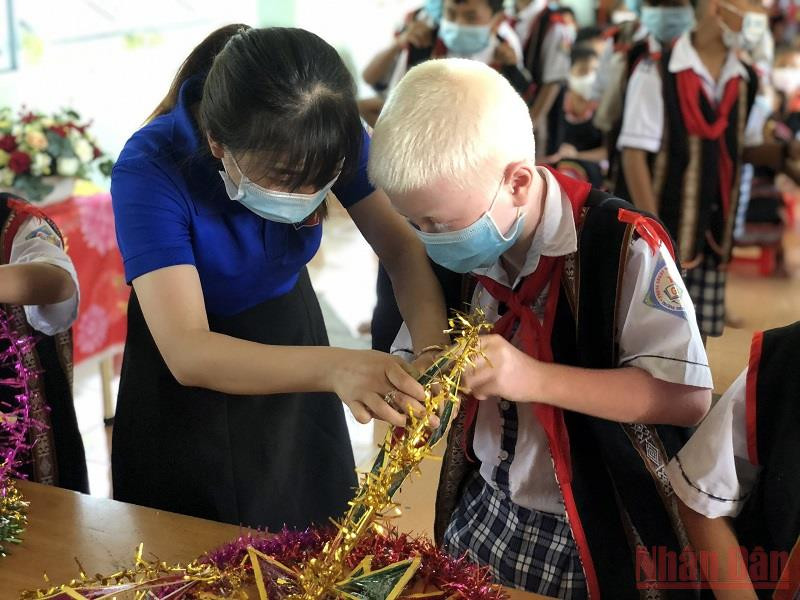 Tỉnh đoàn Kon Tum trao quà Trung thu cho các em thiếu nhi có hoàn cảnh khó khăn, vùng dân tộc thiểu số xã Đăk Dục, huyện Ngọc Hồi. Nhiều chương trình đón Tết Trung thu đến với trẻ em tỉnh Kon Tum -0