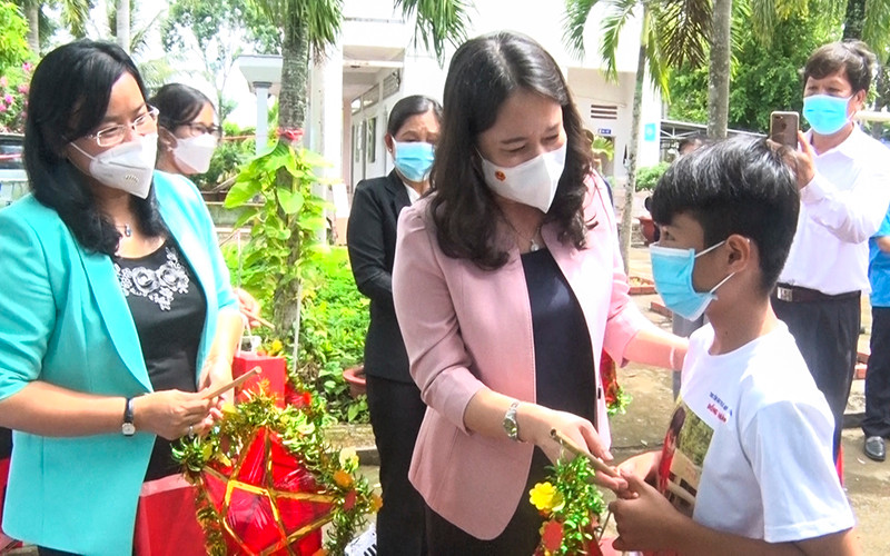 Phó Chủ tịch nước Võ Thị Ánh Xuân tặng quà cho trẻ em ở Trung tâm Bảo trợ Xã hội Tổng hợp tỉnh Đồng Tháp. Phó Chủ tịch nước biểu dương nỗ lực phòng, chống dịch của Đồng Tháp -0