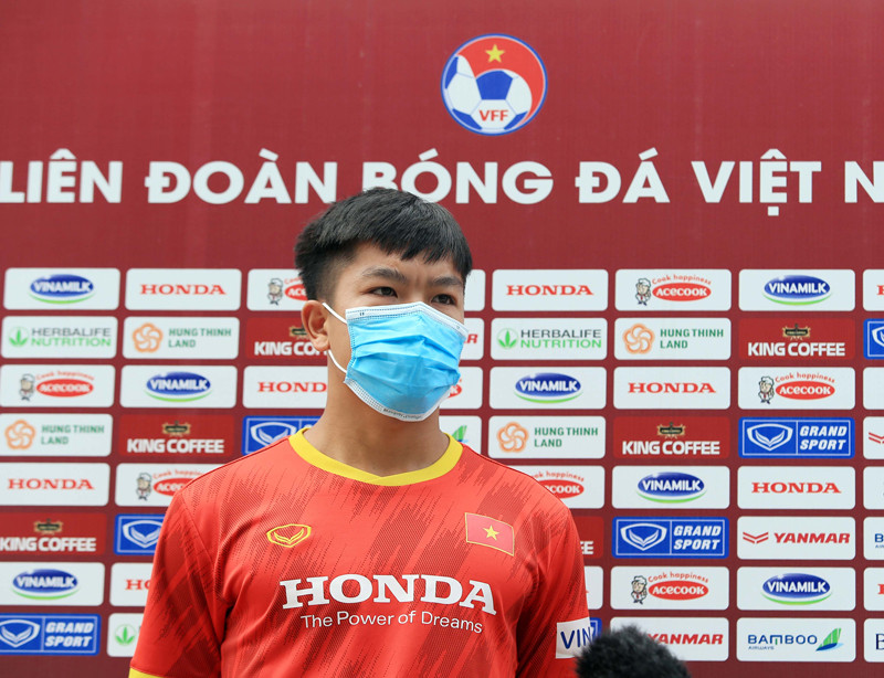 Tiền vệ Nguyễn Hữu Thắng trả lời phỏng vấn trước buổi tập. (Ảnh: VFF) U22 Việt Nam giảm tải áp lực, chuẩn bị cho những bài kiểm tra quan trọng -0