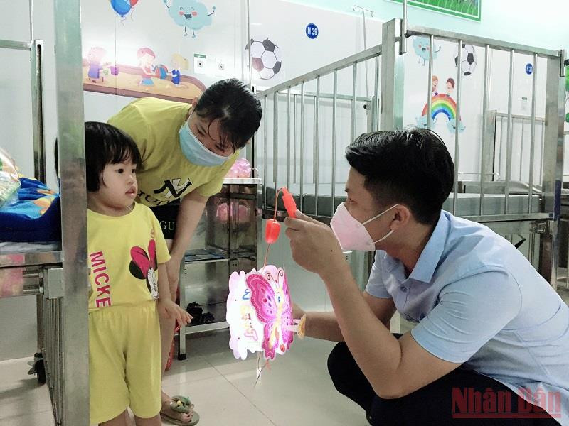 Đoàn Thanh niên cơ sở Bệnh viện đa khoa tỉnh Kon Tum tặng quà cho các em thiếu nhi đang điều trị nội trú tại bệnh viện. Nhiều chương trình đón Tết Trung thu đến với trẻ em tỉnh Kon Tum -0