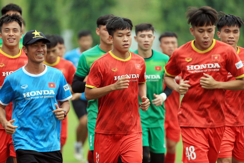 Hữu Thắng (giữa) tập luyện cùng đồng đội. (Ảnh: VFF) U22 Việt Nam giảm tải áp lực, chuẩn bị cho những bài kiểm tra quan trọng -0