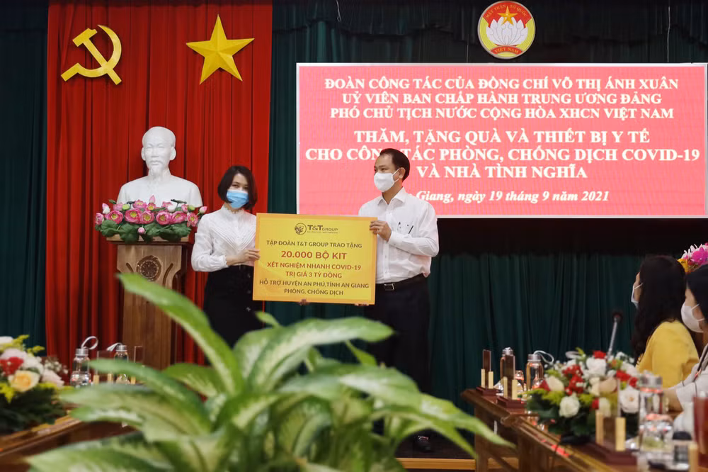 T&T Group trao tặng 140.000 bộ kit test nhanh Covid-19 và 150 tấn gạo cho một số tỉnh phía nam -0