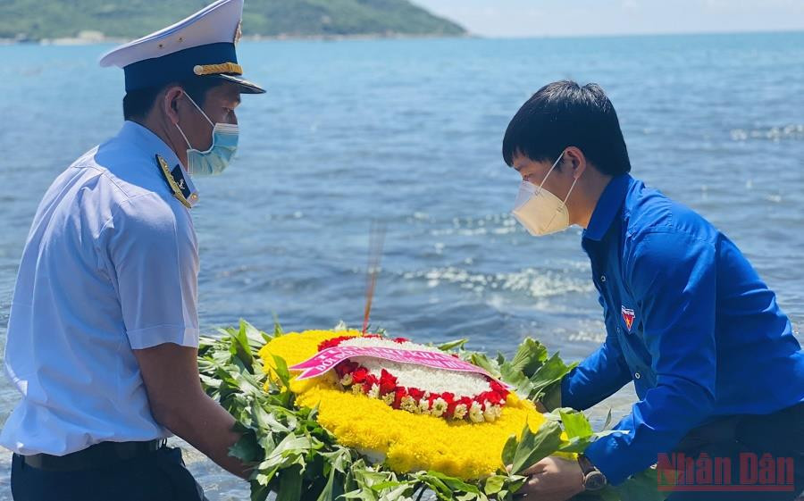 Các lực lượng hải quân, thanh niên thả vòng hoa tưởng niệm các anh hùng liệt sĩ trên biển Ninh Vân. (Ảnh: HÒA NAM) Nơi đây, Hòn Hèo và con tàu C235 -0