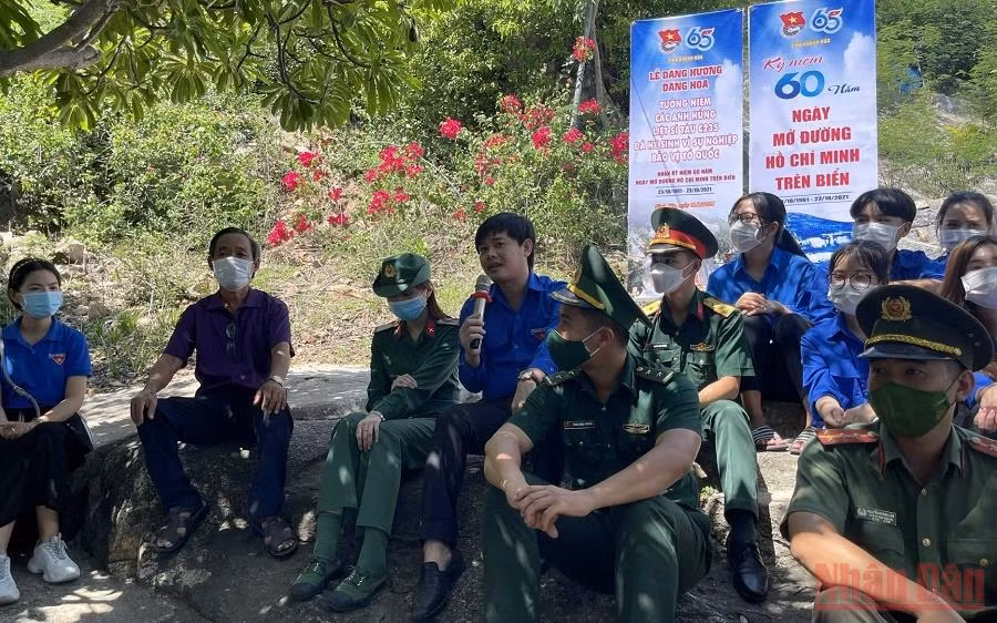 Thế hệ trẻ hôm nay nhắc lại truyền thống hào hùng đường Hồ Chí Minh trên biển. (Ảnh: HÒA NAM)