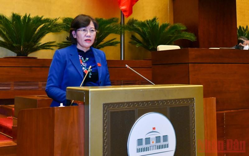 Chủ nhiệm Ủy ban Tư pháp của Quốc hội Lê Thị Nga trình bày Báo cáo thẩm tra Tờ trình của Tòa án nhân dân tối cao đề nghị Quốc hội ban hành Nghị quyết về tổ chức phiên tòa trực tuyến. Tổ chức phiên tòa trực tuyến hướng đến xây dựng tòa án điện tử -0