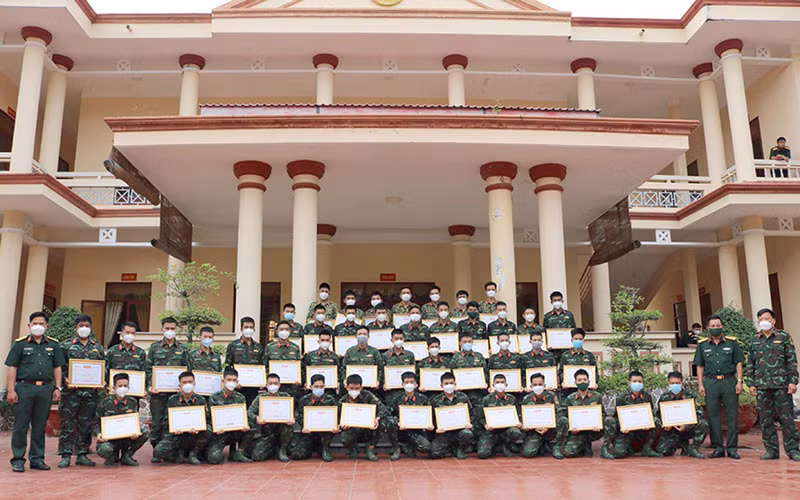 Tuyên dương, khen thưởng những cá nhân của các đơn vị quân đội tăng cường hỗ trợ địa phương phòng, chống dịch Covid-19.