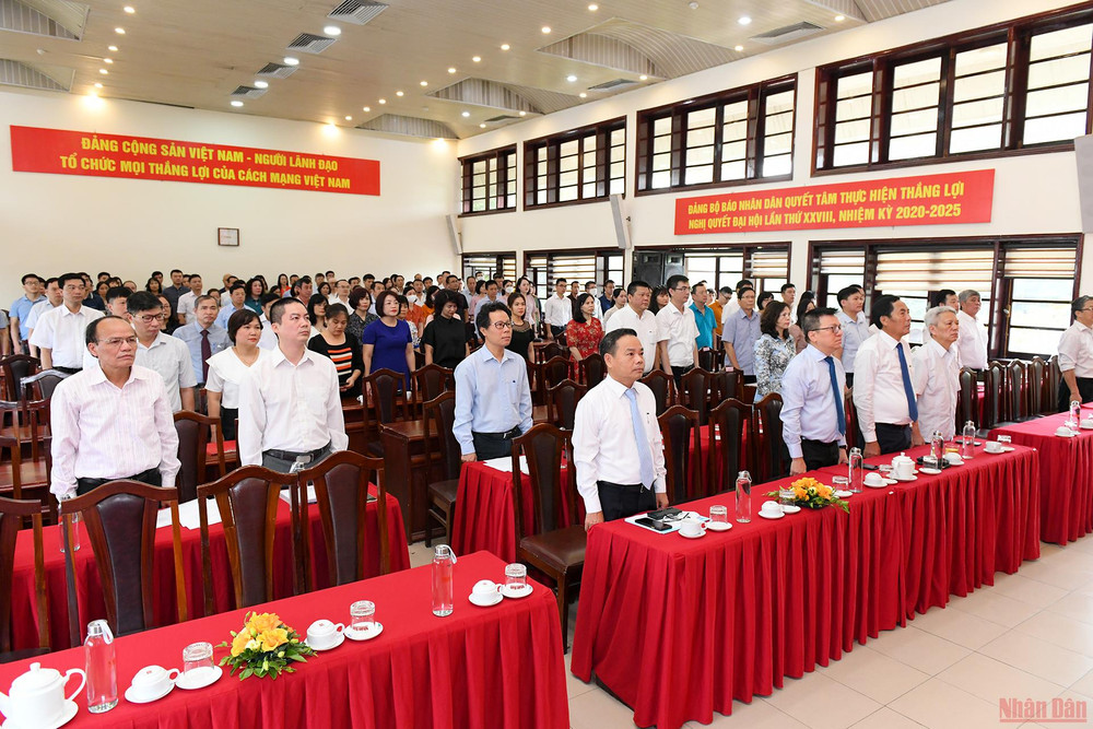 Các đại biểu thực hiện nghi lễ chào cờ. Hình ảnh Lễ Kỷ niệm 97 năm Ngày Báo chí Cách mạng Việt Nam -0