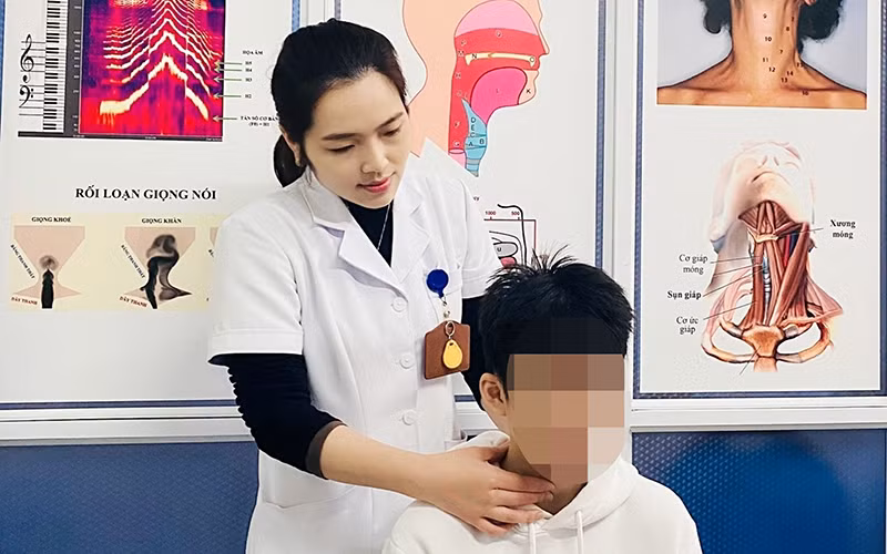 Bác sĩ hướng dẫn các bài tập luyện giọng cho bệnh nhân.