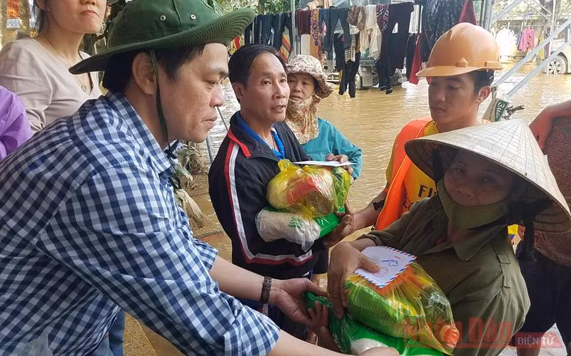 PVTT Báo Nhân Dân tại Quảng Bình trao quà cứu trợ cho người dân