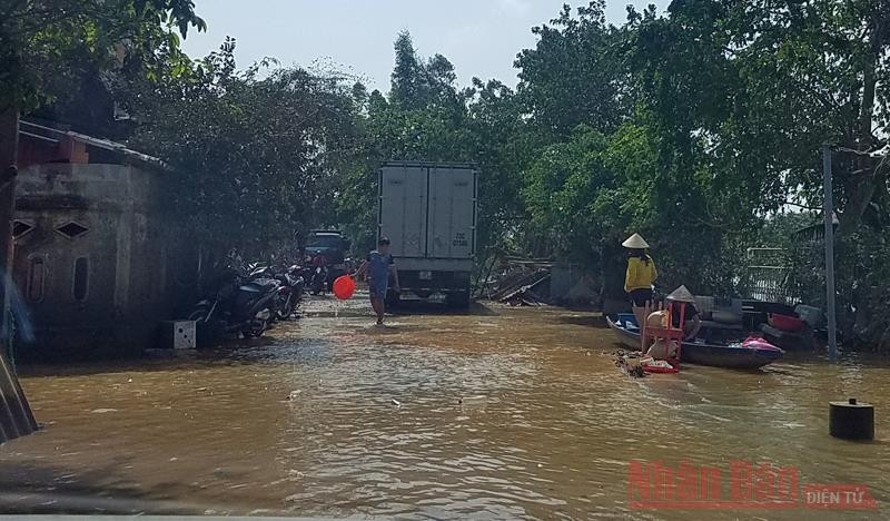 Chiều 23-10, đường về “rốn lũ” An Thủy vẫn còn ngập. Cơ quan Thường trực Báo Nhân Dân tại Đà Nẵng cứu trợ người dân vùng lũ Quảng Bình -0