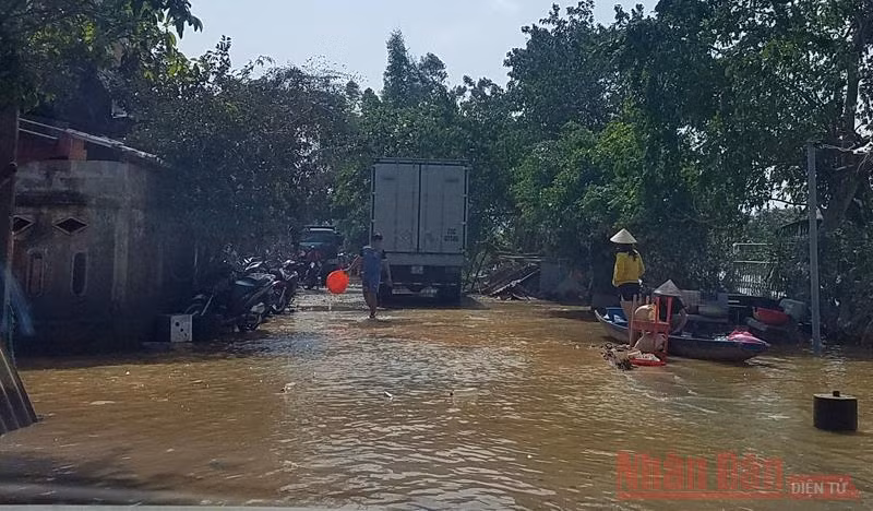Cơ quan Thường trực Báo Nhân Dân tại Đà Nẵng cứu trợ người dân vùng lũ Quảng Bình -0