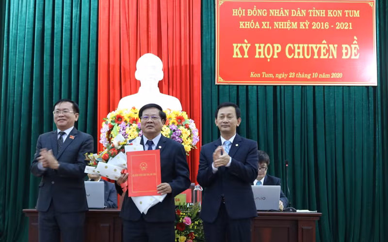 Đồng chí Dương Văn Trang, Ủy viên T.Ư Đảng, Bí thư Tỉnh ủy và đồng chí Nguyễn Văn Hòa, Chủ tịch HĐND tỉnh Kon Tum trao quyết định, tặng hoa chúc mừng đồng chí Lê Ngọc Tuấn.