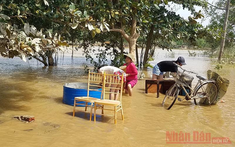 Bà con tranh thủ trời nắng dọn rửa vật dụng bị lấm len bùn đất. Cơ quan Thường trực Báo Nhân Dân tại Đà Nẵng cứu trợ người dân vùng lũ Quảng Bình -0