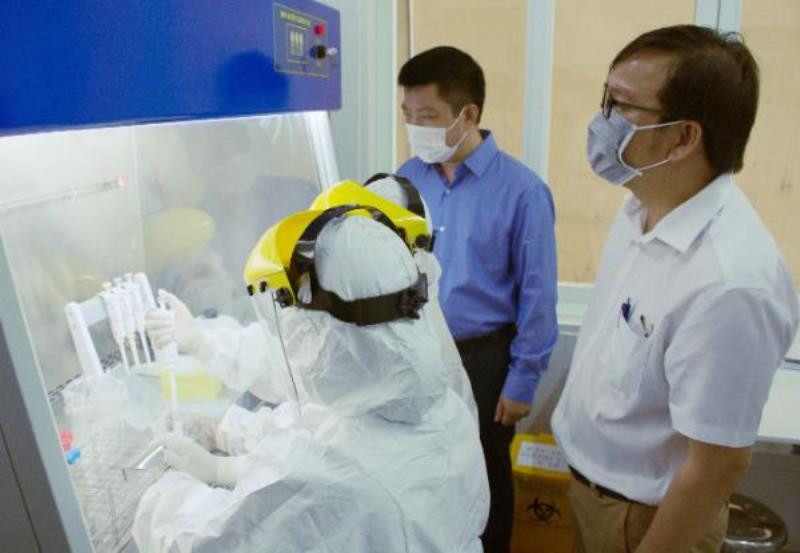 Đại diện BSR kiểm tra hệ thống máy Real time-PCR. image003.jpg -0