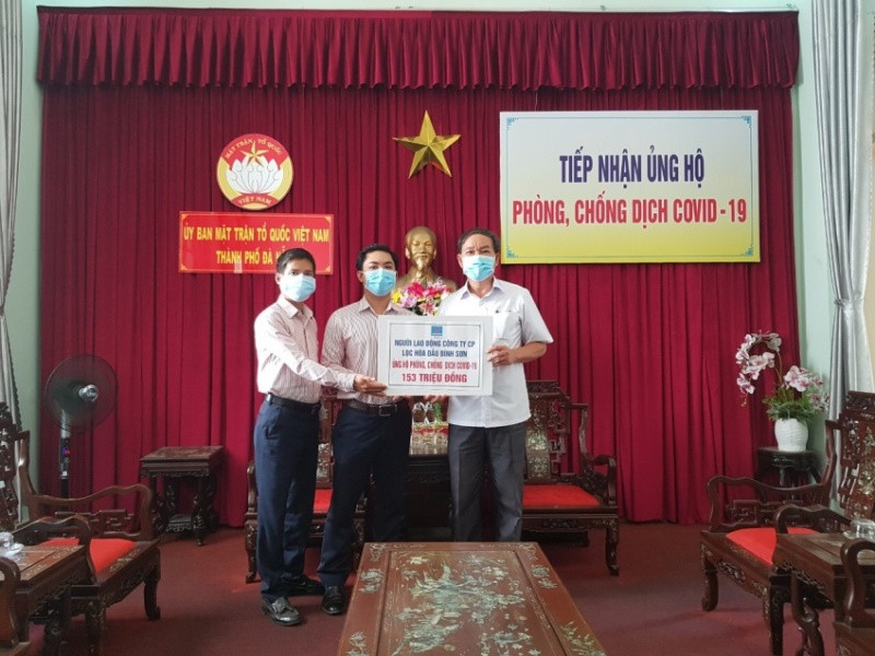 Đại diện người lao động BSR trao 153 triệu cho UBMTQ Việt Nam thành phố Đà Nẵng. image005.jpg -0