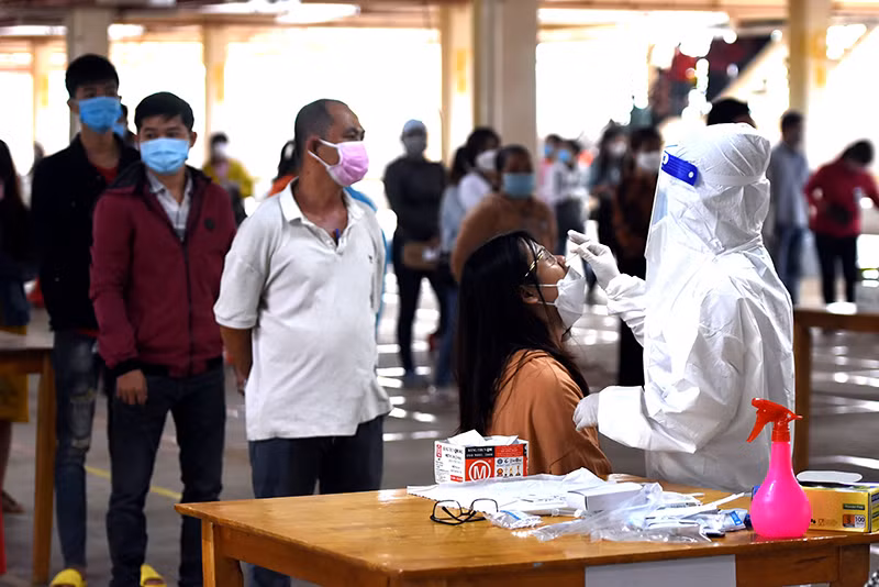 Lấy mẫu xét nghiệm SARS-CoV-2 cho người lao động trước khi trở lại nhà máy làm việc tại Khu công nghiệp Bàu Xéo, tỉnh Đồng Nai.