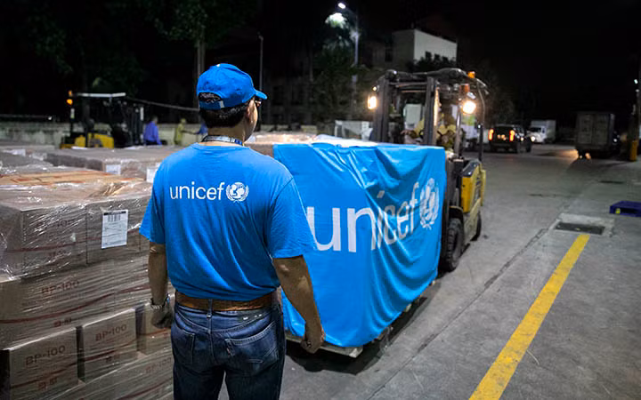 Nhân viên UNICEF đang nhận sản phẩm điều trị suy dinh dưỡng tại sân bay Nội Bài (Ảnh: UNICEF Việt Nam/Trương Việt Hùng). 