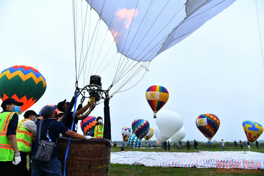 Kỹ thuật đốt lửa nâng khinh khí cầu lên cao. Ảnh: Đăng Khoa Hà Nội: Trải nghiệm bay khinh khí cầu bên sông Hồng -5