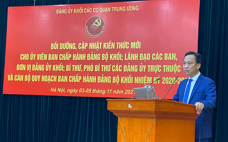 Đồng chí Lại Xuân Lâm, Phó Bí thư Đảng ủy Khối phát biểu khai mạc.