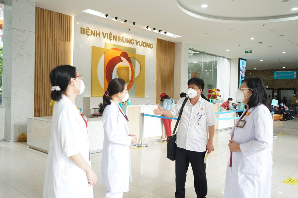 Tổ công tác Bộ Y tế đến kiểm tra công tác phòng chống dịch cũng như điều trị bệnh nhân là sản phụ mắc Covid-19 tại Bệnh viện Hùng Vương. Điểm tựa của hàng trăm sản phụ mắc Covid-19 -0