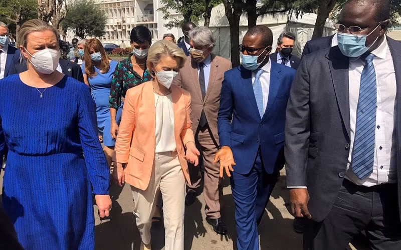Chủ tịch Ủy ban châu Âu Ursula von der Leyen trong chuyến thăm cơ sở tiêm chủng và xét nghiệm của Viện Pasteur ở Dakar, Senegal, ngày 9/2/2022. (Ảnh: REUTERS)