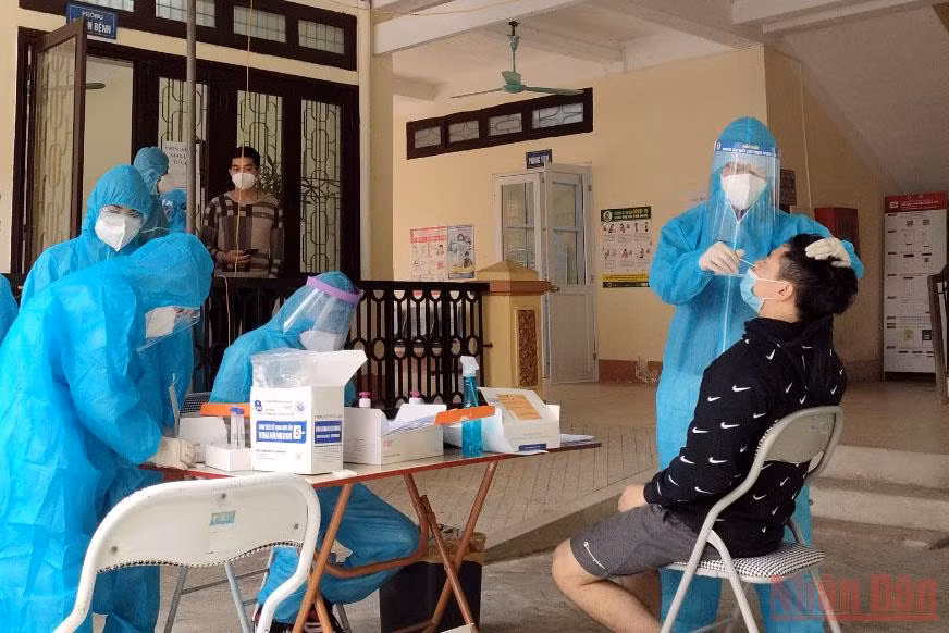 Lấy mẫu xét nghiệm truy vết tại huyện Ba Bể. 