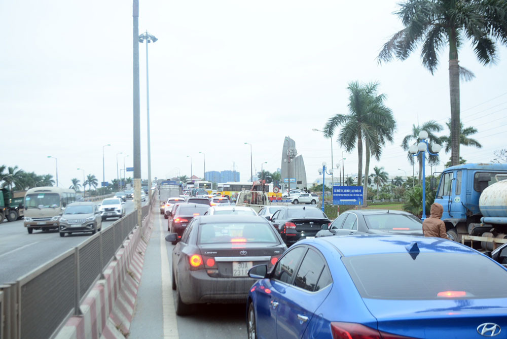Sửa cầu Thăng Long gây ùn tắc kéo dài -0