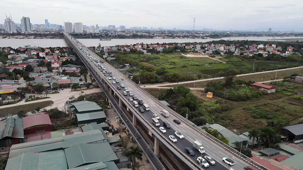 Một số điểm thi công không có biển báo, không có rào chắn khiến các phương tiện đang di chuyển với tốc độ cao phải phanh gấp.