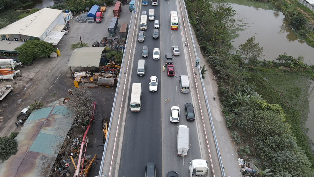 Nhiều ý kiến cho rằng đây là tuyến giao thông huyết mạch vào trung tâm TP Hà Nội. Hơn nữa, đây lại là thời điểm cuối năm, khiến lượng phương tiện tăng cao, việc sửa chữa phần dẫn lên cầu Thăng Long thời điểm này có thể gây ra áp lực giao thông cho toàn tuyến. Sửa cầu Thăng Long gây ùn tắc kéo dài -0