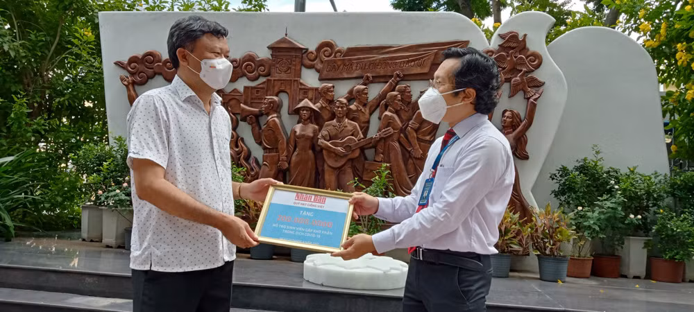 Đại diện Báo Nhân Dân trao kinh phí của Quỹ Hạt giống Việt cho đại diện Trường đại học Khoa học - Xã hội và Nhân văn nhằm hỗ trợ cho sinh viên có hoàn cảnh khó khăn trong dịch Covid-19.