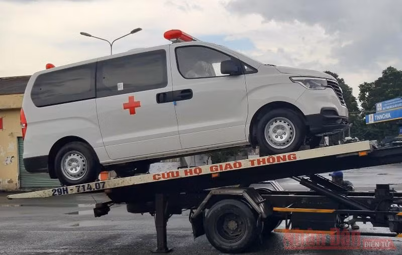 Tặng xe cứu thương chung tay cùng các địa phương chống dịch -0