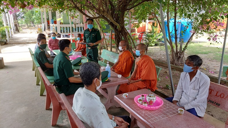 Cán bộ Đồn Biên phòng Phú Mỹ (BĐBP tỉnh Kiên Giang) tổ chức họp dân để triển khai ký kết thực hiện quy định phòng, chống Covid-19 và chống XNC trái phép. Sát cánh cùng các địa phương phía nam chống dịch (Bài 2) -0