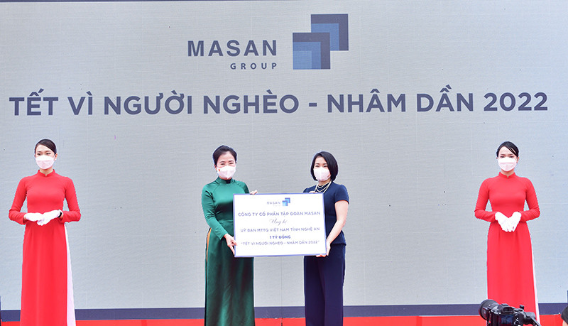 Bà Võ Thị Minh Sinh, Chủ tịch Ủy ban Mặt trận Tổ quốc tỉnh Nghệ An nhận quà an sinh xã hội trị giá 1 tỷ đồng do Tập đoàn Masan ủng hộ. Hệ thống bán lẻ lớn nhất Việt Nam chính thức được đổi tên thành WinMart -0