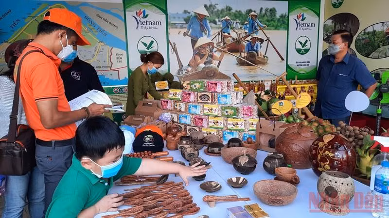 Trưng bày sản phẩm đặc trưng của các địa phương trong tỉnh. (Ảnh: BÁ DŨNG)