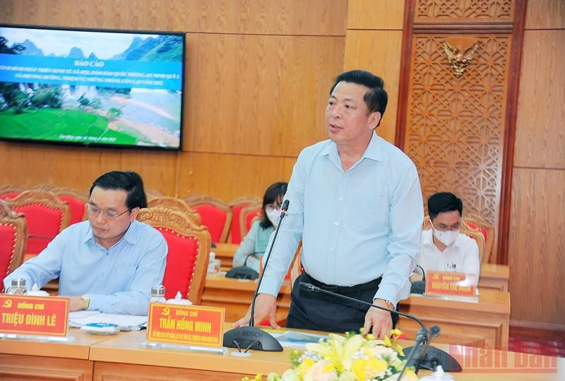 Bí thư Tỉnh ủy Cao Bằng Trần Hồng Minh báo cáo với Đại tướng Phan Văn Giang và đoàn công tác Bộ Quốc phòng. Bộ trưởng Quốc phòng Phan Văn Giang làm việc với lãnh đạo tỉnh Cao Bằng -0