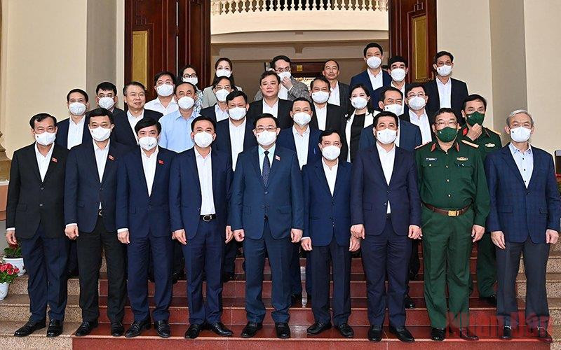 Chủ tịch Quốc hội Vương Đình Huệ cùng các đại biểu với các đồng chí lãnh đạo tỉnh Thanh Hóa. (Ảnh Duy Linh) Thanh Hóa cần nâng cao năng lực cạnh tranh cấp tỉnh, tạo sức hấp dẫn mới -0