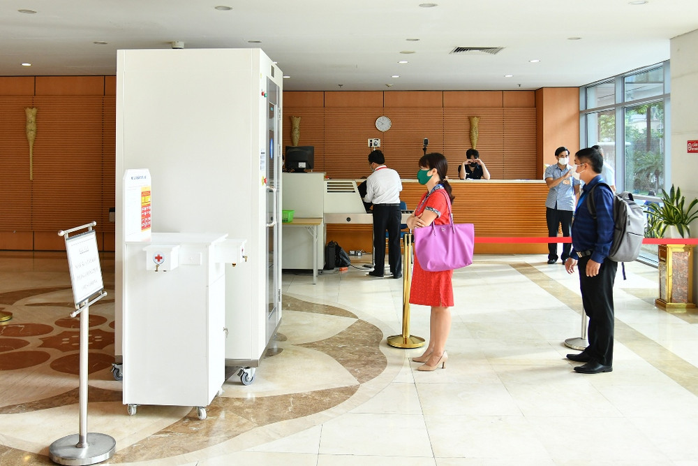 Các phóng viên được yêu cầu giữ khoảng cách tại khu vực kiểm tra an ninh. Bảo đảm phòng dịch khi tác nghiệp tại Kỳ họp thứ nhất Quốc hội khóa XV -0