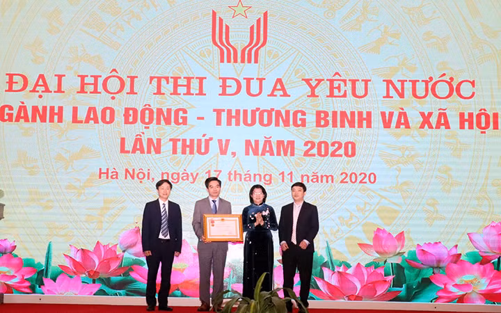 Phó Chủ tịch nước Đặng Thị Ngọc Thịnh trao tặng Huân chương Lao động hạng Nhì cho tập thể Vụ Bảo hiểm xã hội.