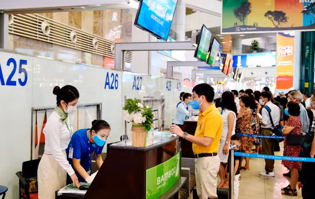 Hành khách làm thủ tục hàng không tại sân bay Nội Bài.