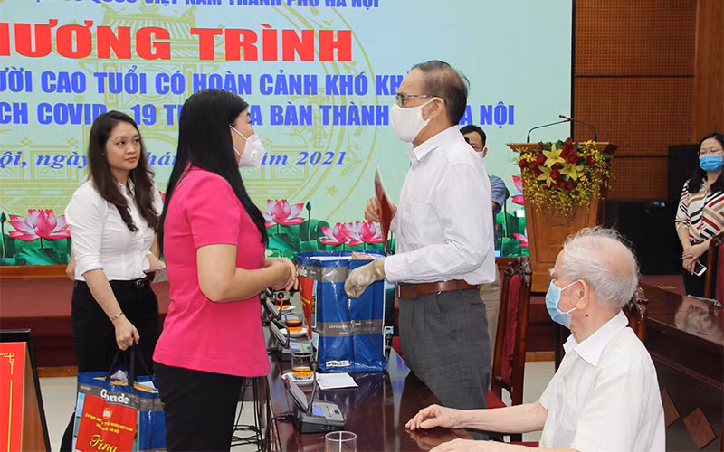 Chủ tịch Ủy ban Mặt trận Tổ quốc thành phố Hà Nội trân trọng gửi các phần quà tới tận tay người cao tuổi.