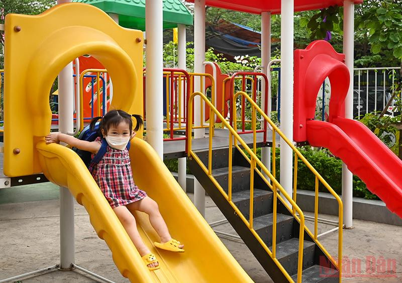 Nụ cười tươi sau chiếc khẩu trang của bé Ngọc Diệp khi được quay trở lại trường, tham gia vào những trò chơi sau thời gian dài nghỉ học. Niềm vui trẻ thơ trong ngày trở lại trường -0
