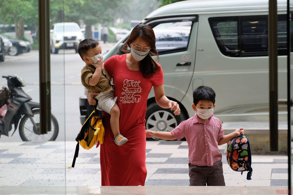 Hai anh em cùng nhau đến lớp. (Ảnh: SƠN BÁCH) Ngày đầu trở lại trường bỡ ngỡ của gần 600.000 trẻ mầm non Hà Nội -0